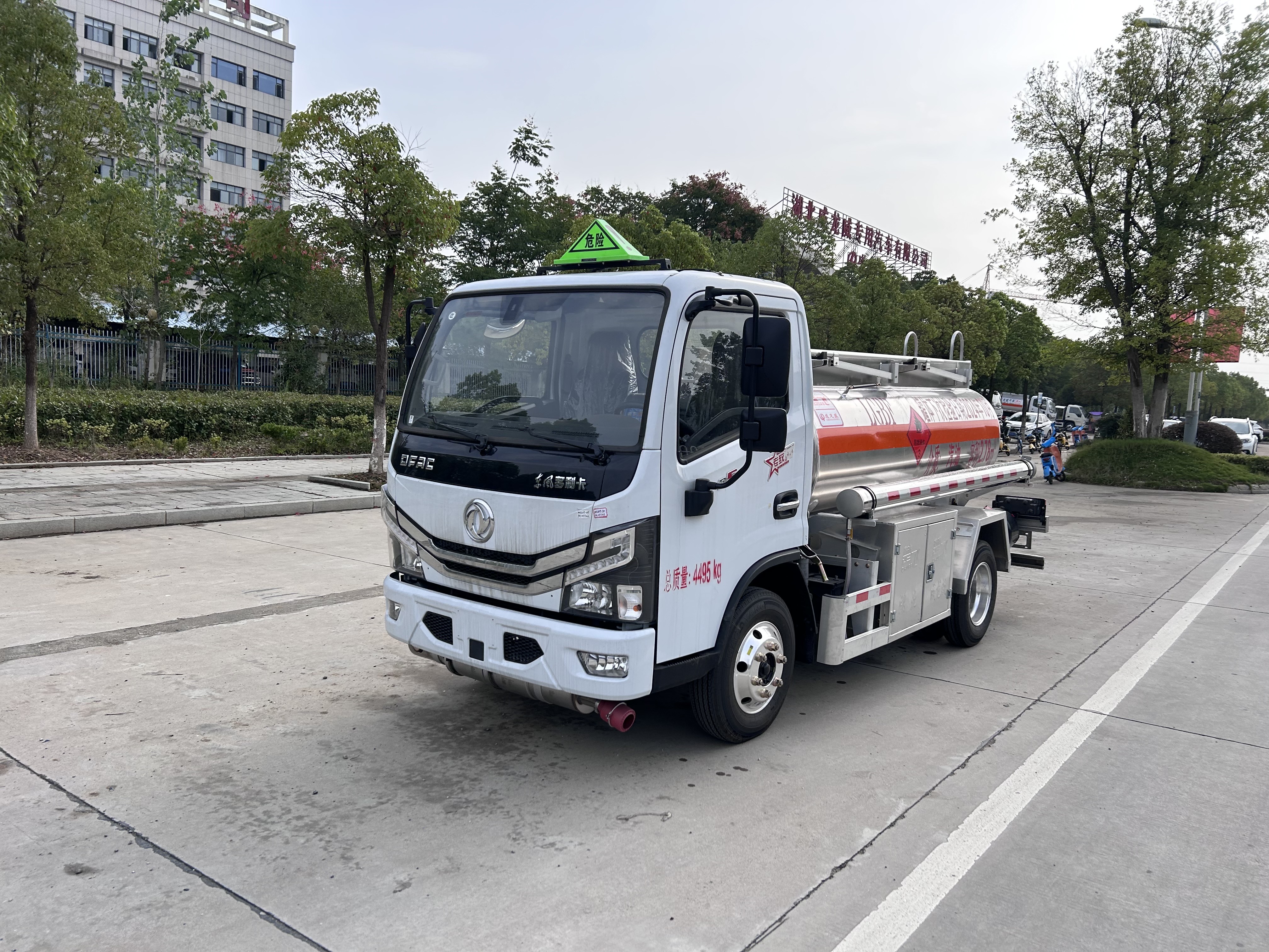 東風(fēng)D5 2.78方藍(lán)牌加油車(chē)（鋁合金）